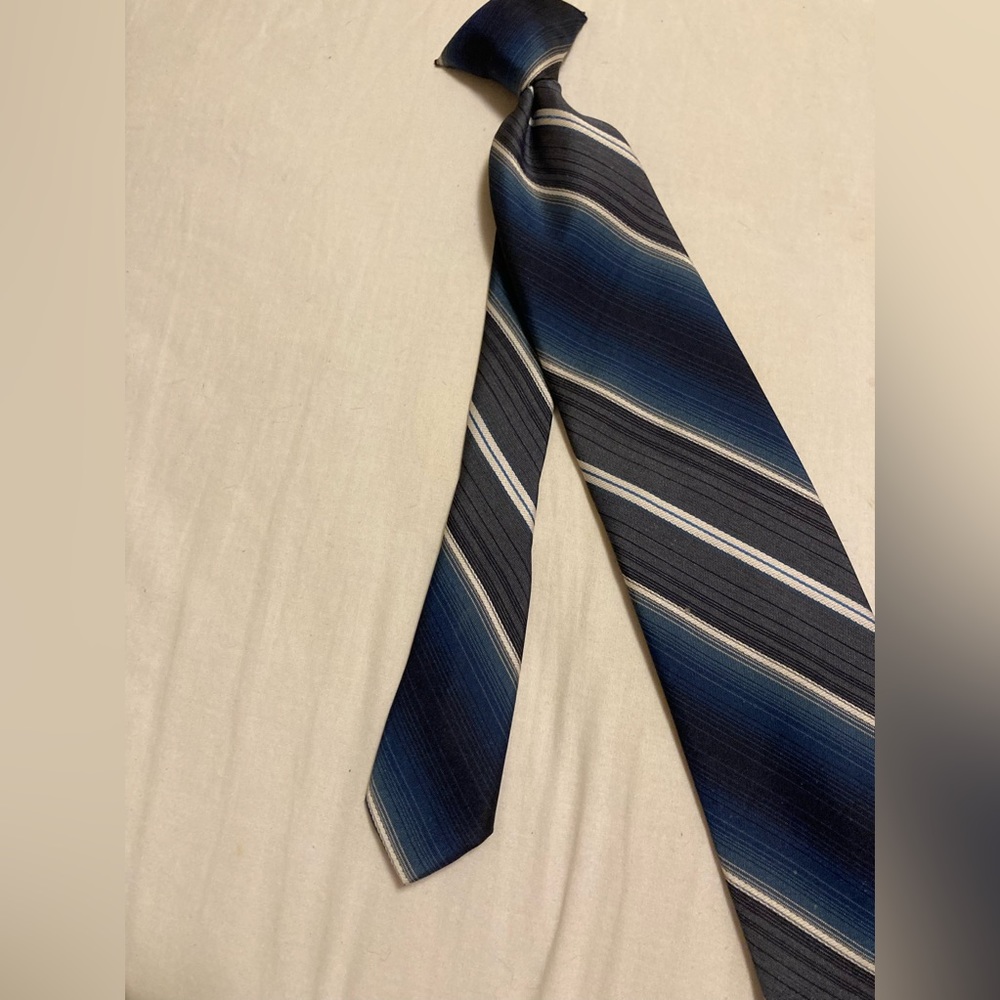 Men’s clip tie Like new 17 and a half inches long